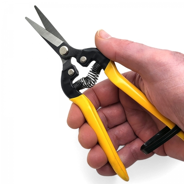 Dettaglio della lama in acciaio per tagli precisi su fiori e piante