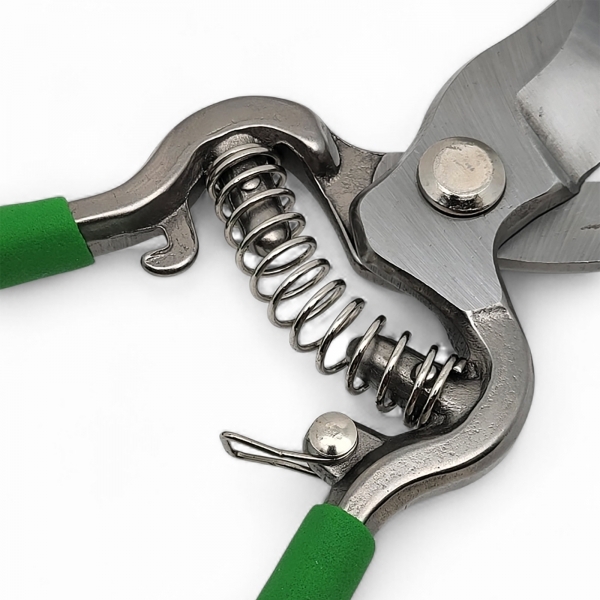 Tagliarami con lama curva per taglio di rami e piante